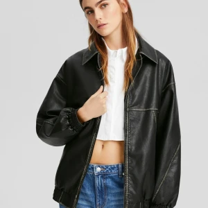 Skinnjacka Bershka - Säljer min skinnjacka från bershka, som tyvärr inte kommit till användning då jag har en identisk annan jacka. Så i princip nyskick! Hör av er för fler bilder☺️☺️