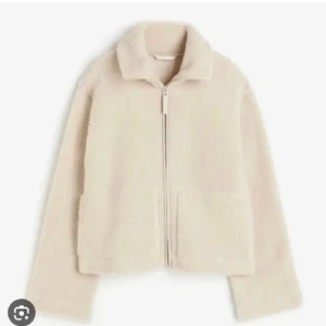 H&M teddy jacka💓 - Kollar intresset för denna fina Teddy jacka från h&m!! Inprincip nyskick, skicka gärna ett prisförslag❣️