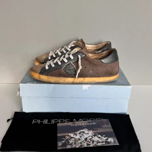 Philippe Model skor  - Säljer ett par snygga Philippe model i storlek 41, cond 6,5/10 slitna sulor samt sliten plös men annars bra skick! Kommer med OG box, dustbag och kort  