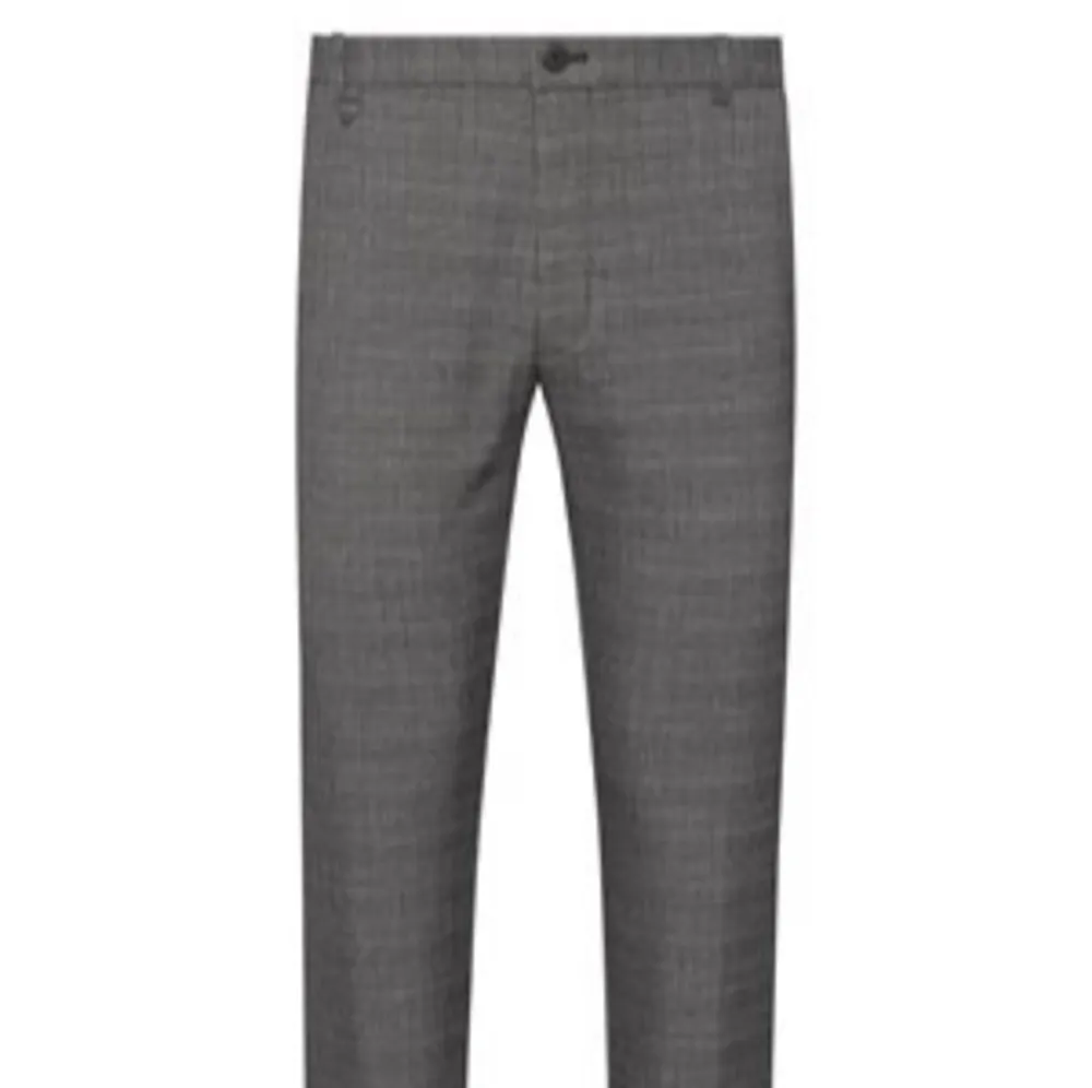 Slim fit trousers in a soft cotton and elastane fabric blend.   Rarely used/worn due to size.  Trouser series: HUGO Heldor194 Collection: Spring, 2020. . Jeans & Byxor.