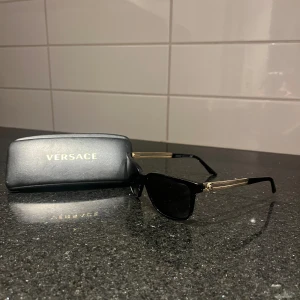 Versace solglasögon  - Säljer mina solglasögon då jag köpt nya skriv om du är intresserad 