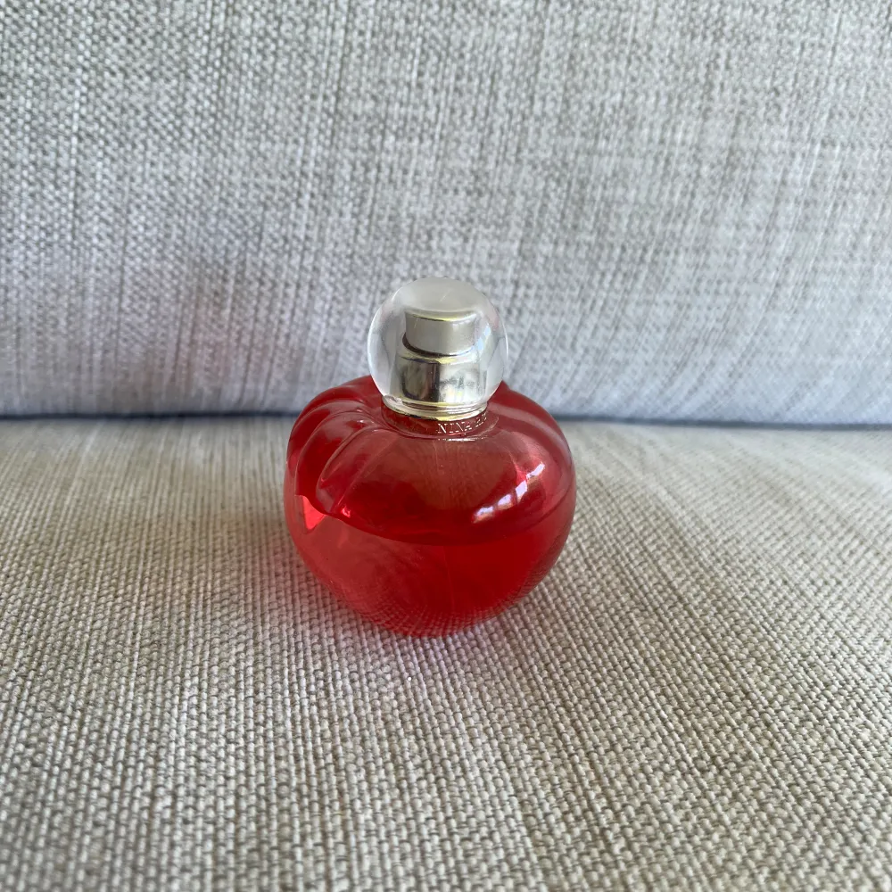 Doften ”Nina” från Nina Ricci. Blommig och fruktig 💓Doftar otroligt gott, men har andra parfymer som jag använder mer. Köpt för ca 600 kr. . Accessoarer.