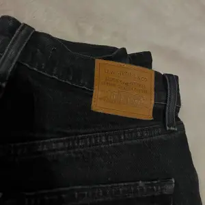 Svarta jeans från Levi’s, den populära modellen.