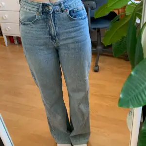 Högmidjade jeans ifrån hm. Jag har sytt upp dem i benen då de var för långa. Jag är ca 163cm lång! Gylfen kan vara en aning trög. Köparen står för frakt. 