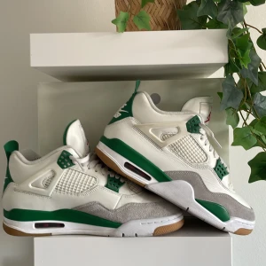 Jordan 4 Pine Green - Jordan 4 Pine green i 8/10 skick med några få rivmärken, Köptes på GOAT, säljs för att de inte passar längre. Skriv vad det än är för fråga. 😄