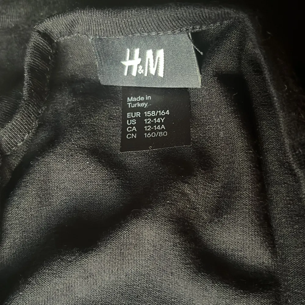 Svart t-shirtsklänning med paletter från H&M  Kan diskutera priset🫶. T-shirts.