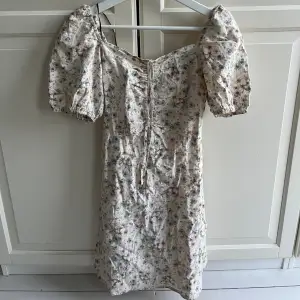 Säljer denna jätte fina klänningen som köptes på hm. Jätte bra skick! Säljer då den inte kommer till användning❣️kan frakta också🙌vid snabb affär kan priset sänkas. 