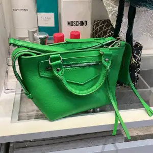 Grön liten väska 