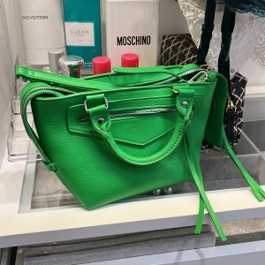 Grön liten väska  - Grön liten väska 