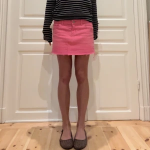 Rosa miniskirt - Säljer denna ascoola rosa jeanskjol med diamanter på bakfickorna, cirka 80cm i midjan hela vägen runt⚡️