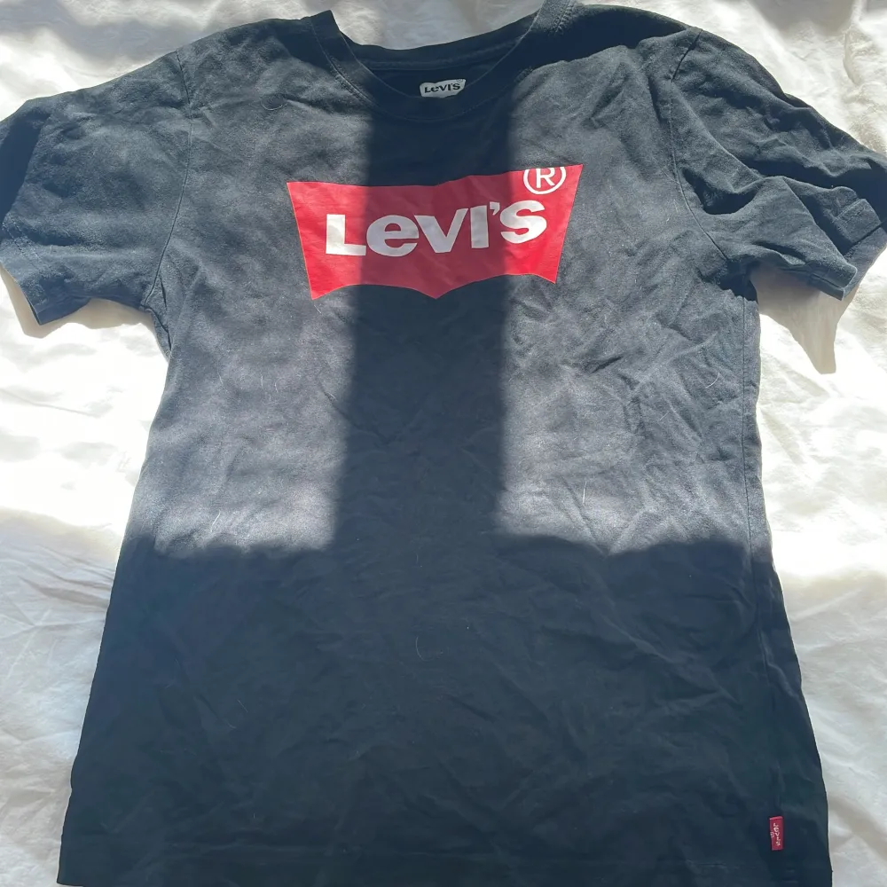 En Levis tröja som inte kommer till användning. Sitter som en s-m. Skriv för fler bilder.. T-shirts.