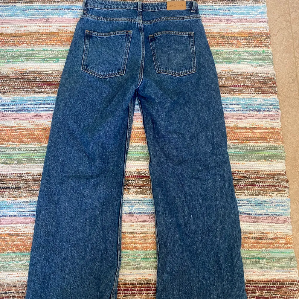 Mörkblå jeans från Monki med medel/hög midja (beroende på passform). De är skräddarsydda för att passa mig som är 160cm lång. Bra skick!☀️. Jeans & Byxor.