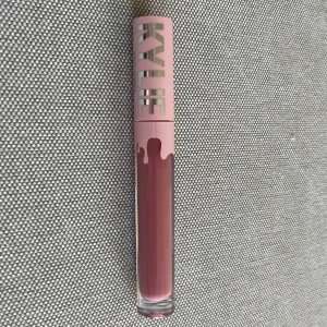 Kylie velvet liquid lipstick - Helt oanvänd liquid lipstick från Kylie i färgen harmony🫶🏻