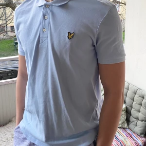 Lyle and Scott ljusblå Piké  - Aldrig använd, ny skick 