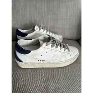 Golden goose sneakers - Så snygga Golden goose sneakers!!! 🌟 Modell: Hi star Aldrig använt, köpte på Vestiaire Collective men de var tyvärr lite stora. Äkthetskontrollerat av Vestiaire, dustbag och skokartong ingår. Storlek 37/ 37.5 Köpt för 2800kr säljer för 2200kr!🌷