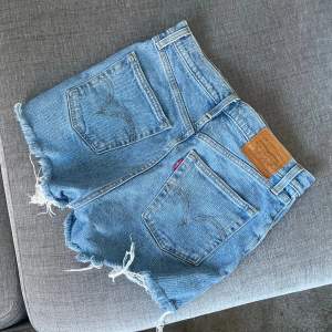 Super fina shorts från levis som tyvärr inte har kommit till så mycket användning. Nu har de även blivit för små. Det är ribcage modell i storlek 26💕💕