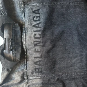 Balenciaga jeansjacka herr - Balenciaga jeansjacka herr St 48 Oversized fit. Använd 1 säsong av min fästman. Nyskick  