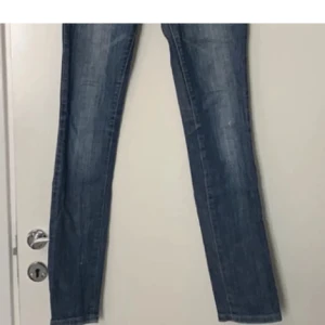 Victoria Beckham jeans  - Säljer mina Victoria Beckham jeans då dem tyvärr inte kommer till användning längre. Dem sitter typ rakt på mig, ”stuprör”? Köpte här på plick för ca 800/900kr. Säljer dem för 280 💘