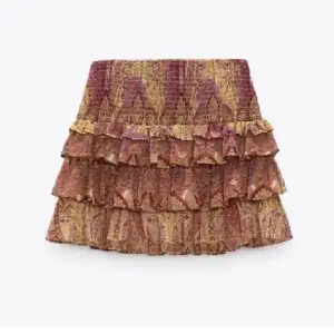Säljer min flerfärgade volang kjol från zara som inte längre säljs. Kjolen är i storlek S och är super fin på!! Skriv privat för egna bilder