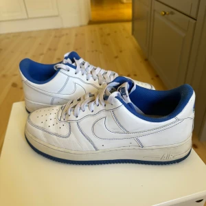 Nike Air Force 1 Blå och Vit (44) - Nike Air Force 1, i bra skick. Storlek 44. Ingen box. Pris kan diskuteras. 