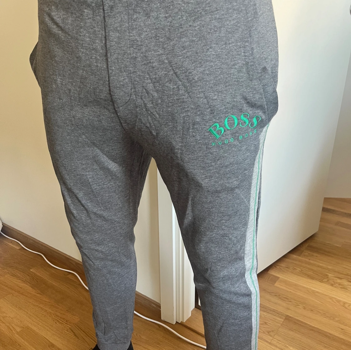 Gråa Hugo boss mjukisbyxor med gröna detaljer 