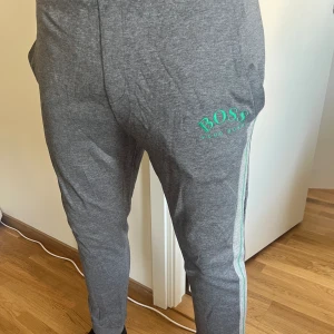 Gråa Hugo boss mjukisbyxor med gröna detaljer  - Gråa Hugo boss mjukisbyxor med gröna detaljer  Storlek XXL obs små i storleken passar xl 