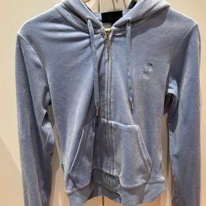 Juicy couture tröja  - Har säljer jag min tröja från juicy couture använt en gång innan. Säljer denna för jag tycker inte jag passar i färgen.  Kan sälja hela settet för 800kr 