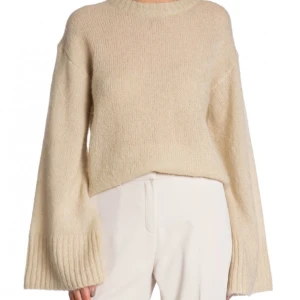 Malene Birger stickad tröja - Säljer denna helt nya och oanvända malene Birger stickad tröja i modellen cierra. Tröjan är i färgen sand och kostar nypris 3000kr. Tröjan är super fin men kommer tyvärr inte till användning för mig✨  Mitt pris: 1800kr Pris kan diskuteras