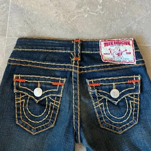 Lågmidjade Bootcut True religion jeans💕 - sjukt snygga true religion jeans💕 Midja rakt över: 36 Innerben: 78 Skriv för mer info, pris kan diskuteras💖Köparen står för frakt💘 