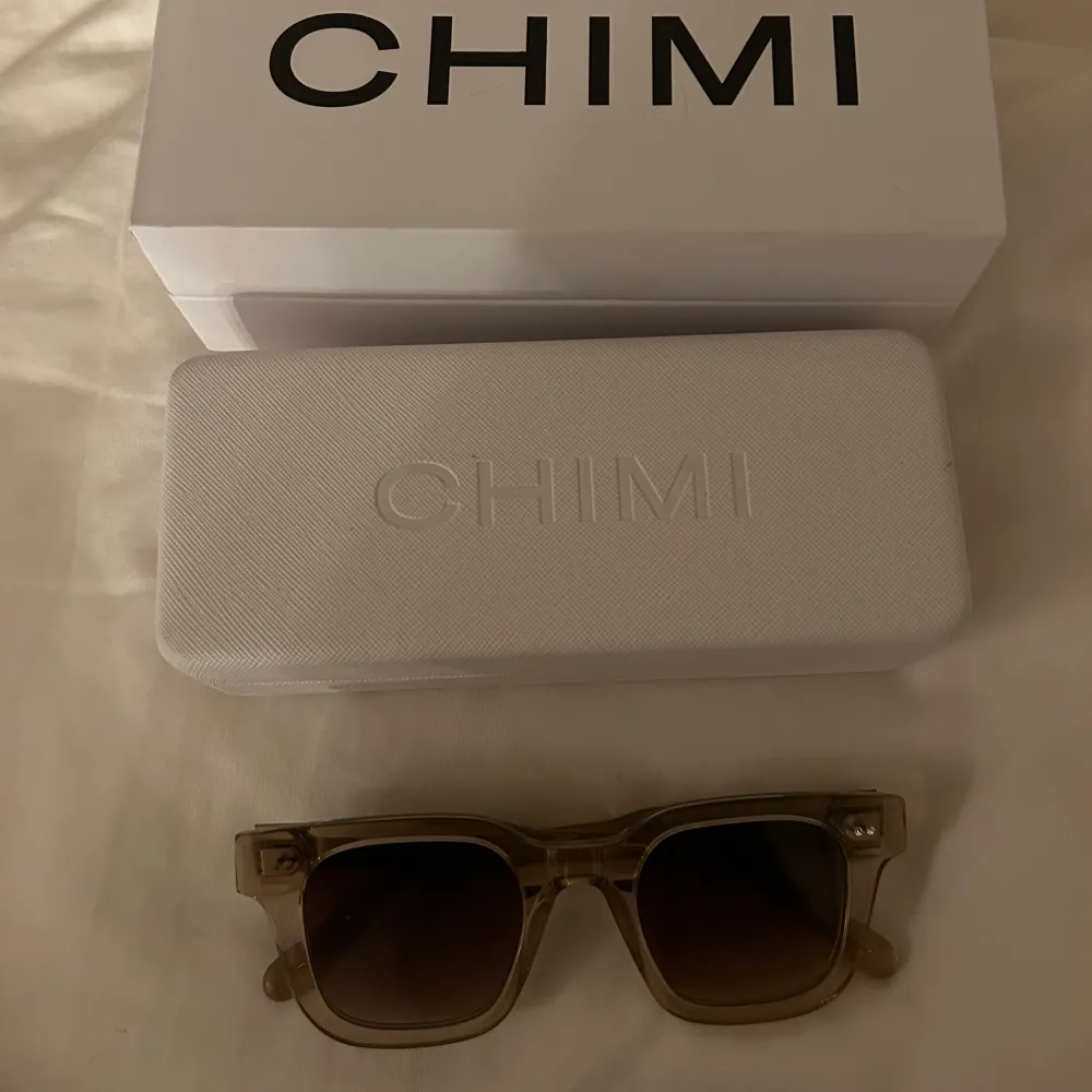 Chmi solglasögon model 04 i färgen Ecru. Säljer då de ej kommer till användning Fåtal gånger använda med inga repor Köpta för 1200kr Vid snabb affär=pris kan diskuteras. Accessoarer.