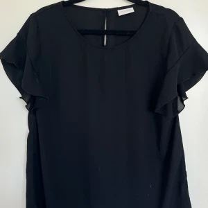 Svart blus  - Svart blus från vila. Inte använd mycket. Skicka ett meddelande om du har fler frågor! 🥰