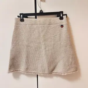 Stilren och enkel kjol från busnel i nyskick, endast använd 1 gång!