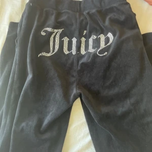 Juicy byxor - Juicy byxor! Knappt använda, knapparna på snöret har försvunnit. (Äkta juicy) 