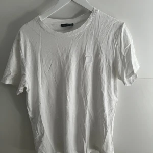 Acne Studios t-shirt  - En snygg t-shirt från Acne studios 