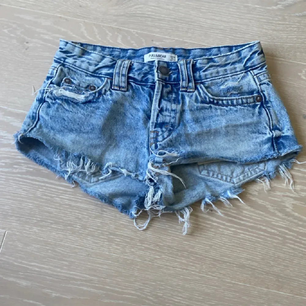 Jeans shorts från pull and bear. Knappt använda, köpt förra året💙. Kjolar.