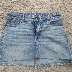 American Eagle jeanskjol  - Säljs då den ej kommer till användning. Regular fit, endast använd en gång. Perfekt till sommaren!!