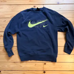 Nike tröja i storlek S fint skick utan defekter. Kom gärna med frågor!