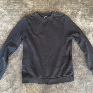 Hampton Republic Tröja Blå - Hej! Säljer denna feta Hampton Republic tröja, pga av den inte längre passar mig. Sjukt stilren och lätt att stylea, och har använts mycket varsamt då den har använts. Storlek: S Skick: 8.5/10 Hör gärna av dig vid frågor! Priset går att diskutera!😊