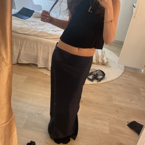 Svart långkjol - En superfin svart långkjol som jag har sytt själv. Dragkedja och slits finns för att den ska passa så bra som möjligt💞 jag är 170 och kjolen är perfekt lång.