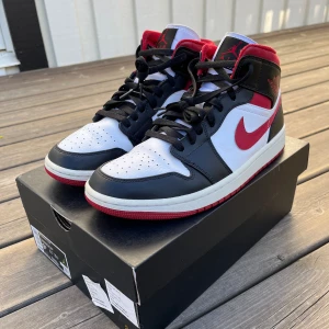 Jordan 1 Mid - Riktigt fräscha, Storlek 42, box tillkommer. Endast testade. Hämtas eller fraktas. Nypris 1699. 