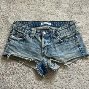Korta shorts, jättefina till sommaren. Köpte på Plick men storleken passade inte mig! 🩷
