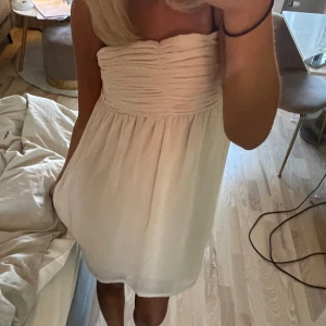 Bandeauklänning - Jätte fin klänning i benvitt