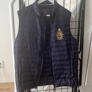 Morris väst - navy blue rare - Säljer min Morrisväst från 2017 (nypris 1999kr) som endast är använd en sommar och har legat i garderoben i några år nu.  Finns ej att köpa längre så därav rare grisch plagg.
