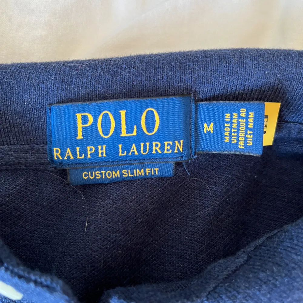 Jag säljer denna Ralph lauren piké då den är för stor. Jag är 180 men skulle säga att den passar 185. Den är använd två gånger och jag säljer den för 399kr.  Nypris 1200kr.. Skjortor.