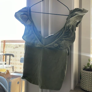 Söt grön topp - Storlek S. Fint skick. Finns ej att köpa längre.