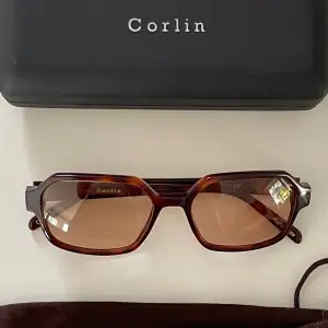 Säljer mina solglasögon från Corlin eyewear, fin kvalitet i den perfekta modellen! Modell: Alex, Färg: Tortoise cinnamon. Köpta förra året men knappt använda. Felfritt skick. Fodral medföljer. Köpta för 1299, slut i lager på hemsidan. 