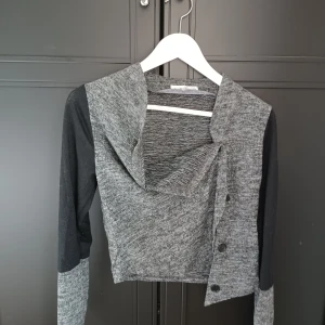 Kofta - Säljer jättefin kofta. Knappt använd. Inga fläckar på den. Sitter bekvämt. Är M men mer mot S men skulle också passa XS.