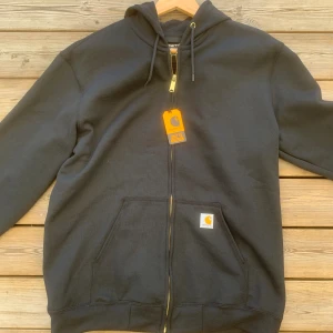 Carhartt hoodie  - Helt sprillans ny Carhartt hoodie🔥🔥 som säljs då den är för stor. Som sagt helt ny med tags kvar så här finns inga tecken på användning.  Nypriset ligger kring 900kr på rea.  Storlek L   Skön Loose fit  