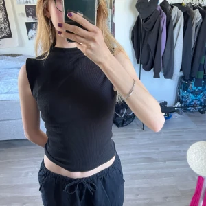 Svart linne  - Ett jättefina lime från stradivarius som passa perfekt till sommaren. Är i storlek xs men är väldigt stretchig i materialet❤️