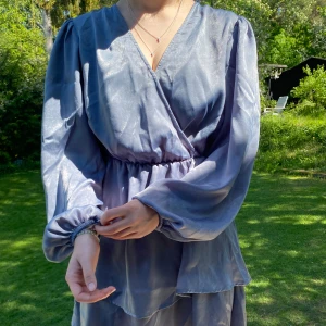 Blå formell klänning - Klänning från NA-KD köpt 2021 inför skolavslutning av 9:an. Dock aldrig använd pga corona och för att det inte är min stil längre.